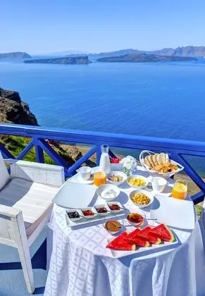 Honeymoon Suite with Spa Bath and Caldera View