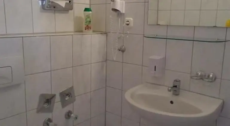 Üç Kişilik Oda