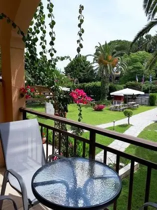 Üç Kişilik Oda, Bahçe Manzaralı