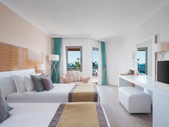 https://images.etstur.com/imgproxy/resize/2560x1440/files/images/hotelImages/etsrooms/516642/Asteria_Family_Resort_Belek_20250603154320_1.jpg