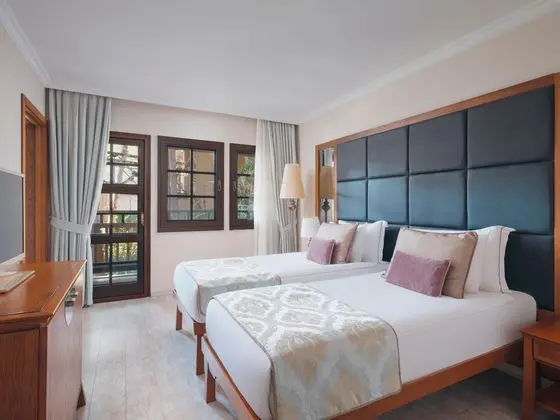https://images.etstur.com/imgproxy/resize/2560x1440/files/images/hotelImages/etsrooms/516642/Asteria_Family_Resort_Belek_20250603161816_0.jpg