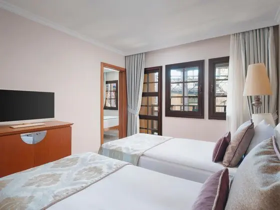 https://images.etstur.com/imgproxy/resize/2560x1440/files/images/hotelImages/etsrooms/516642/Asteria_Family_Resort_Belek_20250603161818_2.jpg