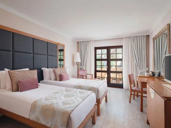 https://images.etstur.com/imgproxy/resize/2560x1440/files/images/hotelImages/etsrooms/516642/Asteria_Family_Resort_Belek_20250603161909_1.jpg