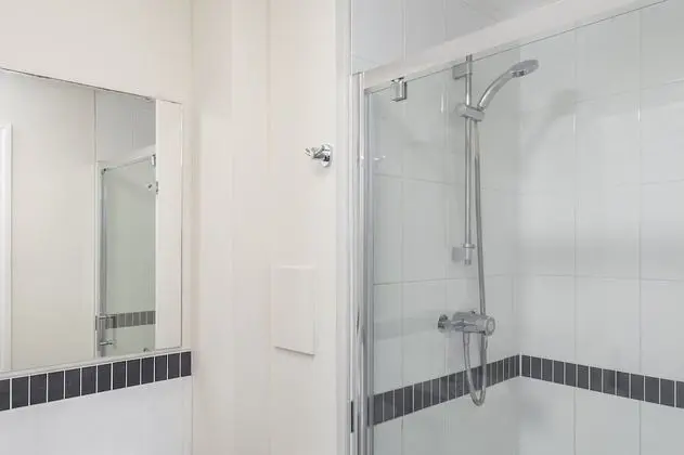 Bed in 6-bed mixed dormitory room ensuite