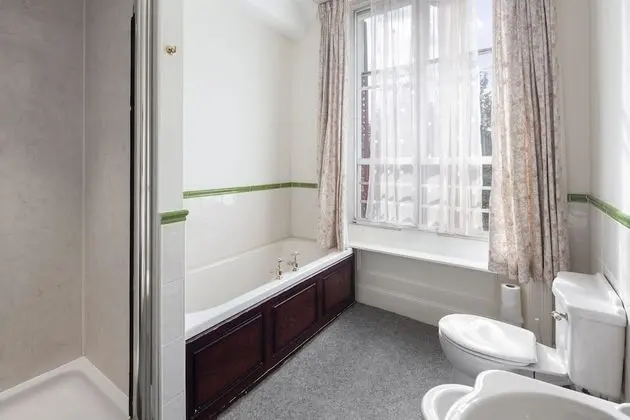 Bed in 8-bed mixed dormitory room ensuite