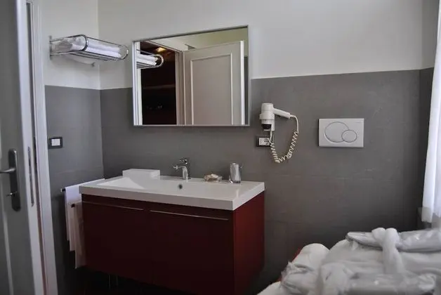 Büyük Yataklı Tek Kişilik Oda