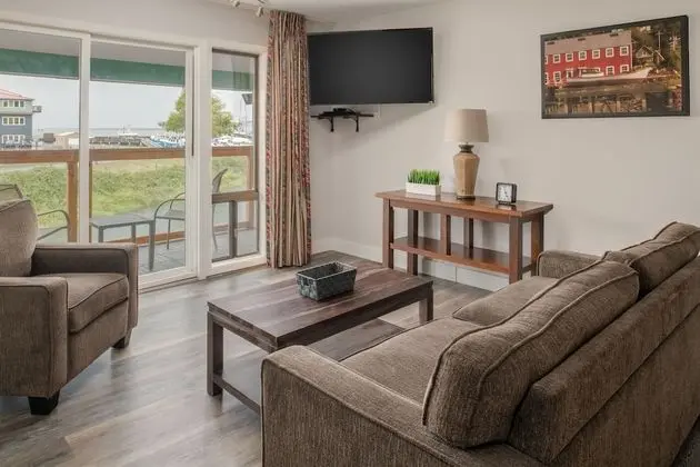 King Kitchenette Suite with Marina View and Balcony- No Pets