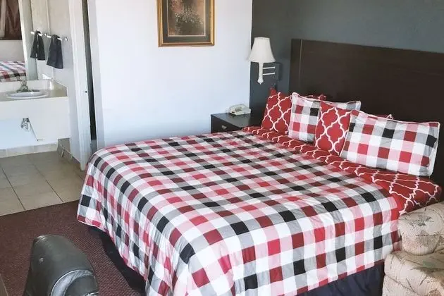 1 King Suite with Kitchenette Sofa Non-Smoking
