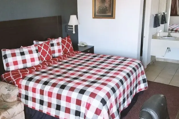 1 King Suite with Kitchenette Sofa Non-Smoking