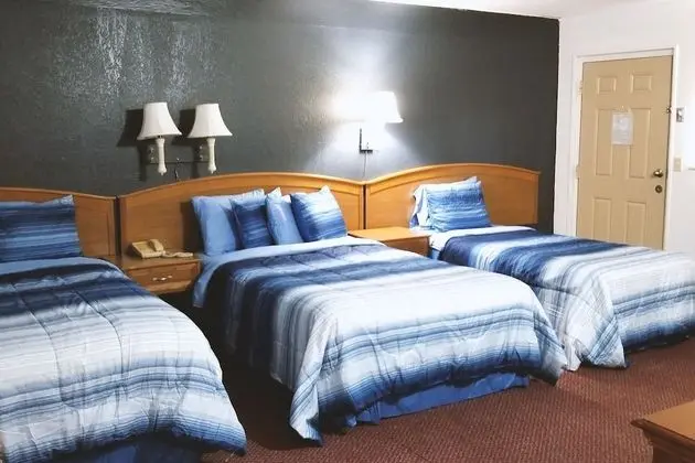 2 Queen Bed 1 Twin Bed and 1 Sofa bed with Kitchenette Non Smoking