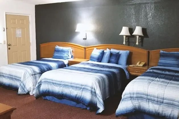 2 Queen Bed 1 Twin Bed and 1 Sofa bed with Kitchenette Non Smoking