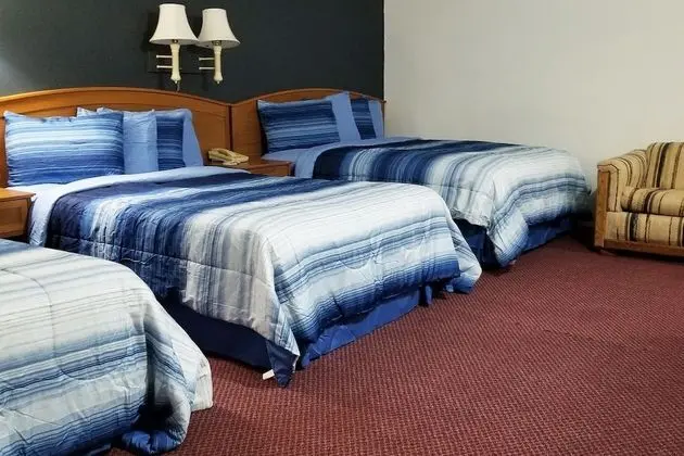 2 Queen Bed 1 Twin Bed and 1 Sofa bed with Kitchenette Non Smoking