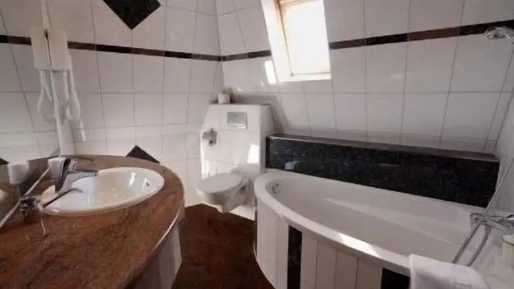 Üç Kişilik Oda