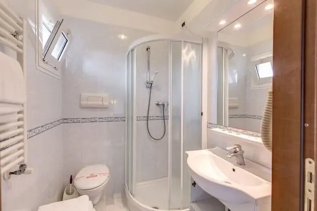 Luxury Süit, Ek Bina