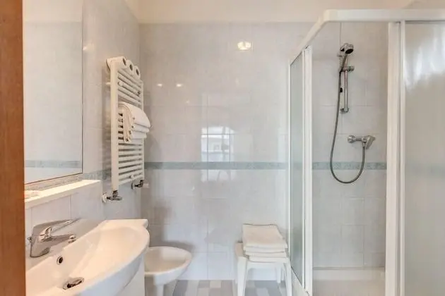 Luxury Süit, Ek Bina