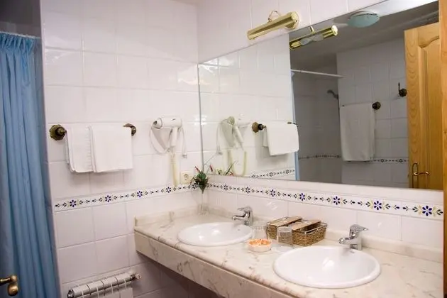 Üç Kişilik Oda, Deniz Manzaralı