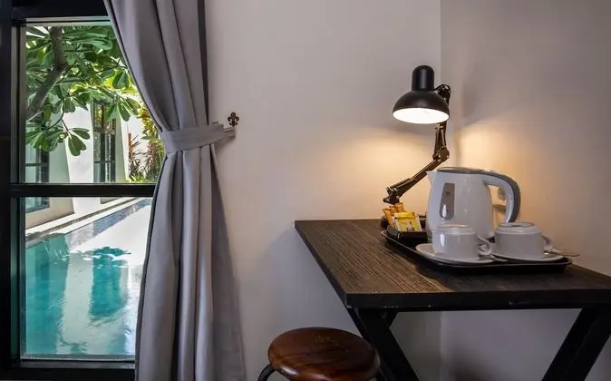 Deluxe Tek Büyük Yataklı Oda, Havuz Manzaralı