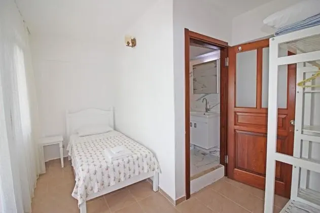 Triple, Kara Manzaralı