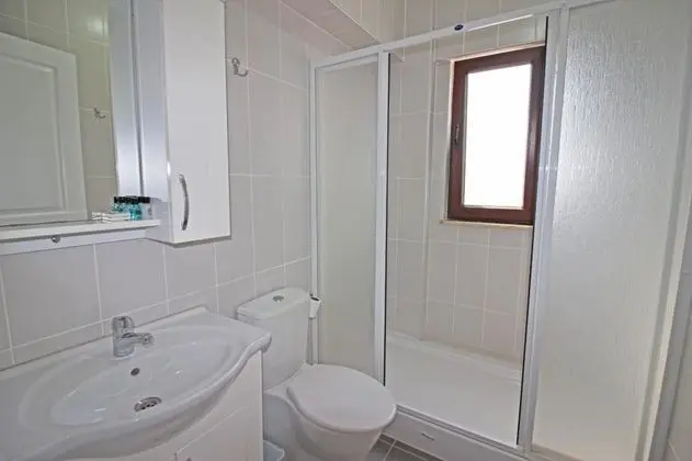 Triple, Kara Manzaralı