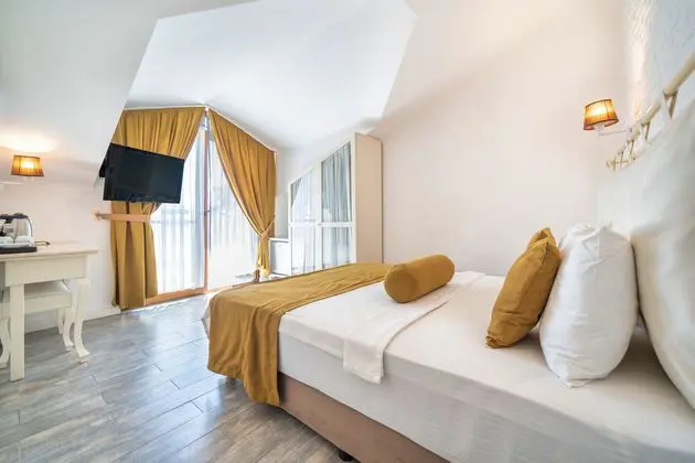 https://images.etstur.com/imgproxy/resize/2560x1440/files/images/hotelImages/etsrooms/515552/Ata_Lagoon_Beach_Hotel_20240615180421_0.jpeg