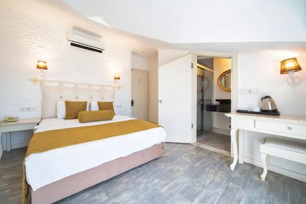 https://images.etstur.com/imgproxy/resize/2560x1440/files/images/hotelImages/etsrooms/515552/Ata_Lagoon_Beach_Hotel_20240615180421_1.jpeg