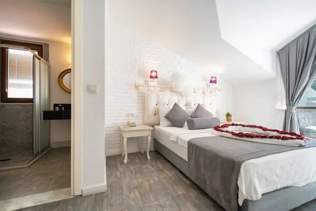https://images.etstur.com/imgproxy/resize/2560x1440/files/images/hotelImages/etsrooms/515552/Ata_Lagoon_Beach_Hotel_20240615180421_10.jpeg