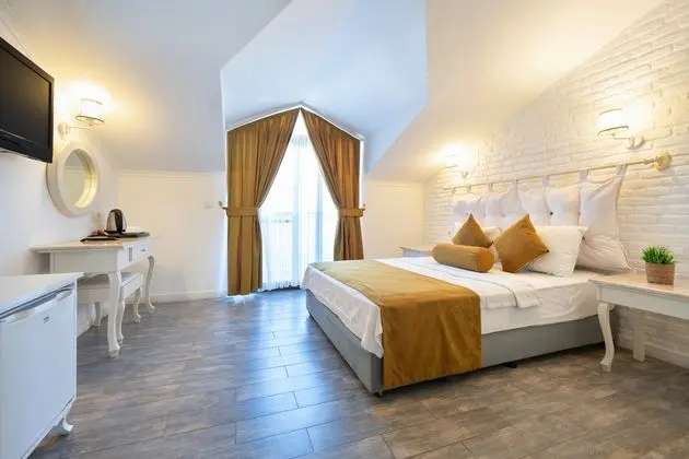 https://images.etstur.com/imgproxy/resize/2560x1440/files/images/hotelImages/etsrooms/515552/Ata_Lagoon_Beach_Hotel_20240615180421_13.jpeg