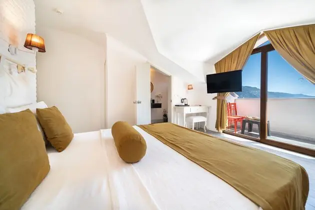 https://images.etstur.com/imgproxy/resize/2560x1440/files/images/hotelImages/etsrooms/515552/Ata_Lagoon_Beach_Hotel_20240615180421_2.jpeg