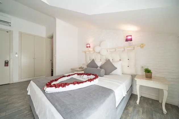 https://images.etstur.com/imgproxy/resize/2560x1440/files/images/hotelImages/etsrooms/515552/Ata_Lagoon_Beach_Hotel_20240615180421_7.jpeg