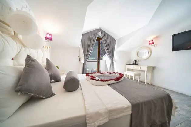 https://images.etstur.com/imgproxy/resize/2560x1440/files/images/hotelImages/etsrooms/515552/Ata_Lagoon_Beach_Hotel_20240615180421_8.jpeg