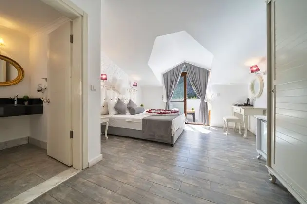 https://images.etstur.com/imgproxy/resize/2560x1440/files/images/hotelImages/etsrooms/515552/Ata_Lagoon_Beach_Hotel_20240615180421_9.jpeg