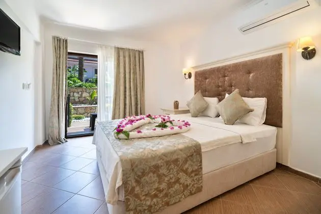 https://images.etstur.com/imgproxy/resize/2560x1440/files/images/hotelImages/etsrooms/515552/Ata_Lagoon_Beach_Hotel_20240615182503_0.jpeg