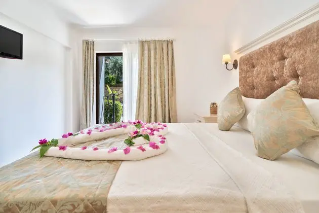 https://images.etstur.com/imgproxy/resize/2560x1440/files/images/hotelImages/etsrooms/515552/Ata_Lagoon_Beach_Hotel_20240615182503_1.jpeg