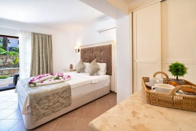 https://images.etstur.com/imgproxy/resize/2560x1440/files/images/hotelImages/etsrooms/515552/Ata_Lagoon_Beach_Hotel_20240615182503_2.jpeg