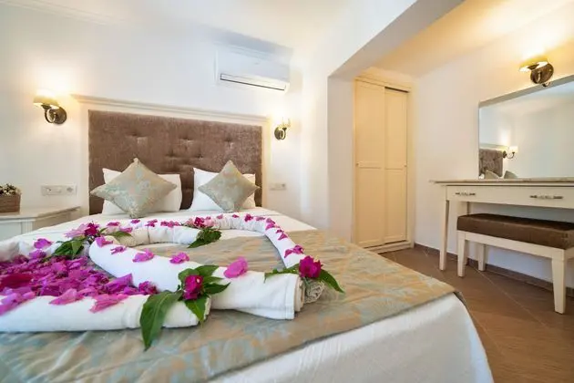 https://images.etstur.com/imgproxy/resize/2560x1440/files/images/hotelImages/etsrooms/515552/Ata_Lagoon_Beach_Hotel_20240615182503_4.jpeg