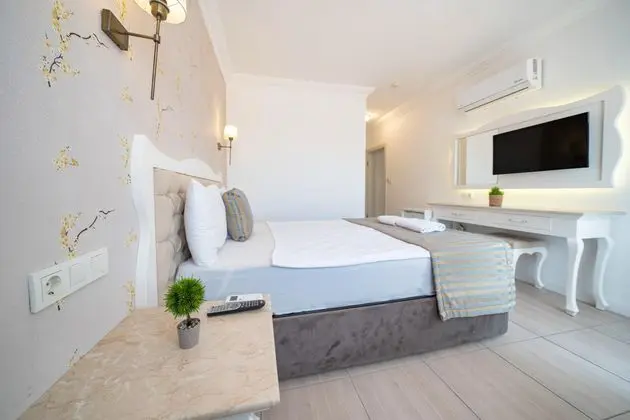 https://images.etstur.com/imgproxy/resize/2560x1440/files/images/hotelImages/etsrooms/515552/Ata_Lagoon_Beach_Hotel_20250610140401_0.jpeg
