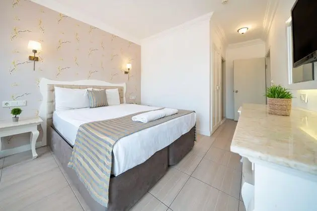 https://images.etstur.com/imgproxy/resize/2560x1440/files/images/hotelImages/etsrooms/515552/Ata_Lagoon_Beach_Hotel_20250610140406_3.jpeg