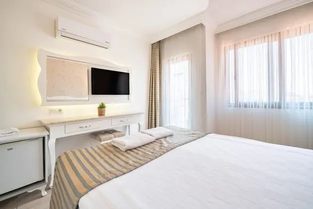 https://images.etstur.com/imgproxy/resize/2560x1440/files/images/hotelImages/etsrooms/515552/Ata_Lagoon_Beach_Hotel_20250610140719_0.jpeg