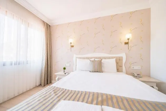 https://images.etstur.com/imgproxy/resize/2560x1440/files/images/hotelImages/etsrooms/515552/Ata_Lagoon_Beach_Hotel_20250610140726_2.jpeg