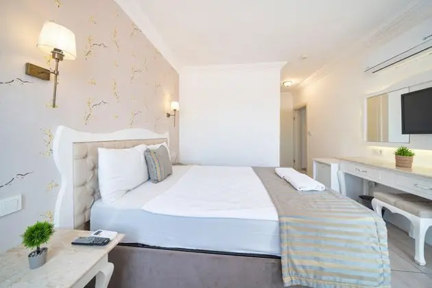 https://images.etstur.com/imgproxy/resize/2560x1440/files/images/hotelImages/etsrooms/515552/Ata_Lagoon_Beach_Hotel_20250610140744_0.jpeg