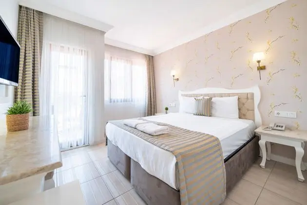 https://images.etstur.com/imgproxy/resize/2560x1440/files/images/hotelImages/etsrooms/515552/Ata_Lagoon_Beach_Hotel_20250610140748_1.jpeg