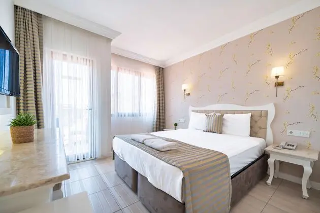 https://images.etstur.com/imgproxy/resize/2560x1440/files/images/hotelImages/etsrooms/515552/Ata_Lagoon_Beach_Hotel_20250610140751_2.jpeg