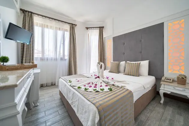 https://images.etstur.com/imgproxy/resize/2560x1440/files/images/hotelImages/etsrooms/515552/Ata_Lagoon_Beach_Hotel_20250617161720_5.jpeg