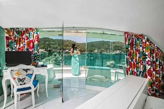 BUSINESS ROOM