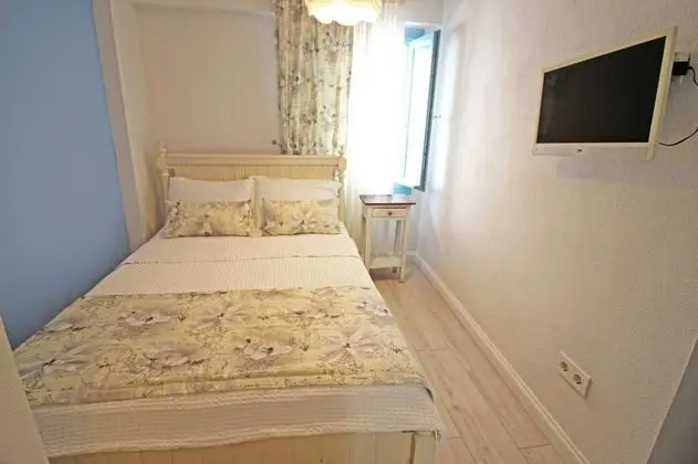 Çift Kişilik, Sokak Manzaralı