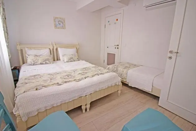 Standart Üç Kişilik Oda, Sokak Manzaralı