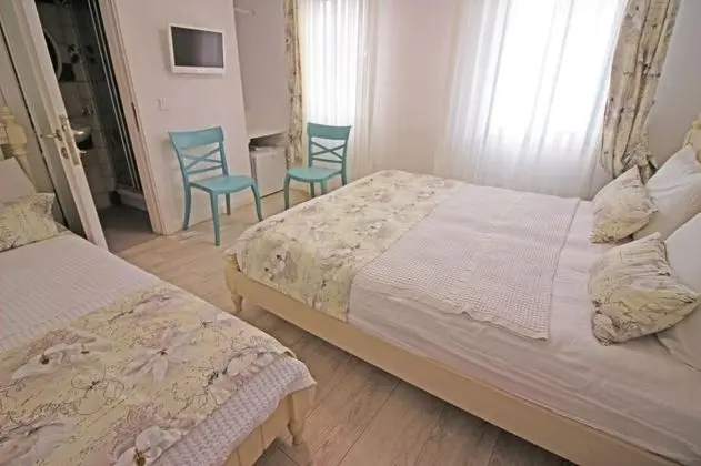 Standart Üç Kişilik Oda, Sokak Manzaralı