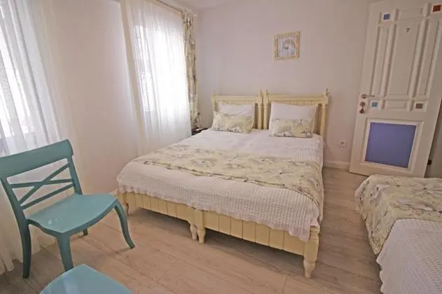 Standart Üç Kişilik Oda, Sokak Manzaralı