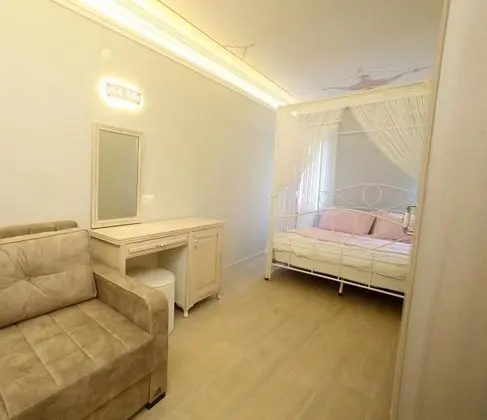 Triple, Bahçe Manzaralı