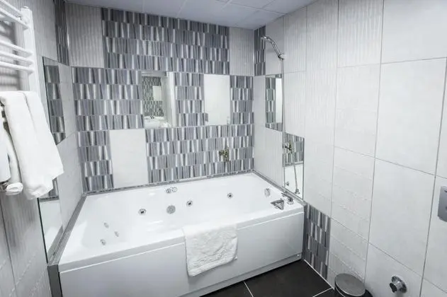 Deluxe Oda, Bahçe Manzaralı, Jakuzili ve Balkonlu
